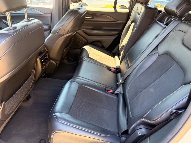 Used 2023 Jeep Grand Cherokee Altitude AWD/4WD image 7