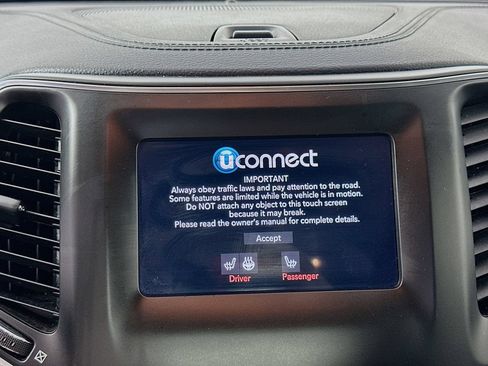 Used 2020 Jeep Cherokee Latitude Plus w/ Cold Weather Group AWD/4WD image 14