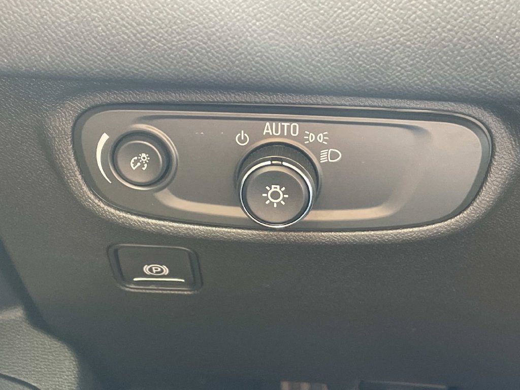 Used 2024 GMC Terrain SLE w/ Driver Convenience Package FWD image 18