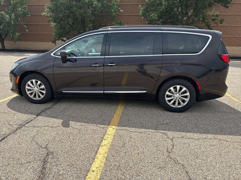 Used 2017 Chrysler Pacifica Touring-L FWD image 15