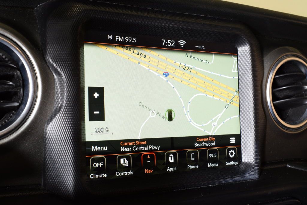 Used 2020 Jeep Wrangler Unlimited Sahara w/ Uconnect 4C Nav & Sound Group AWD/4WD image 4