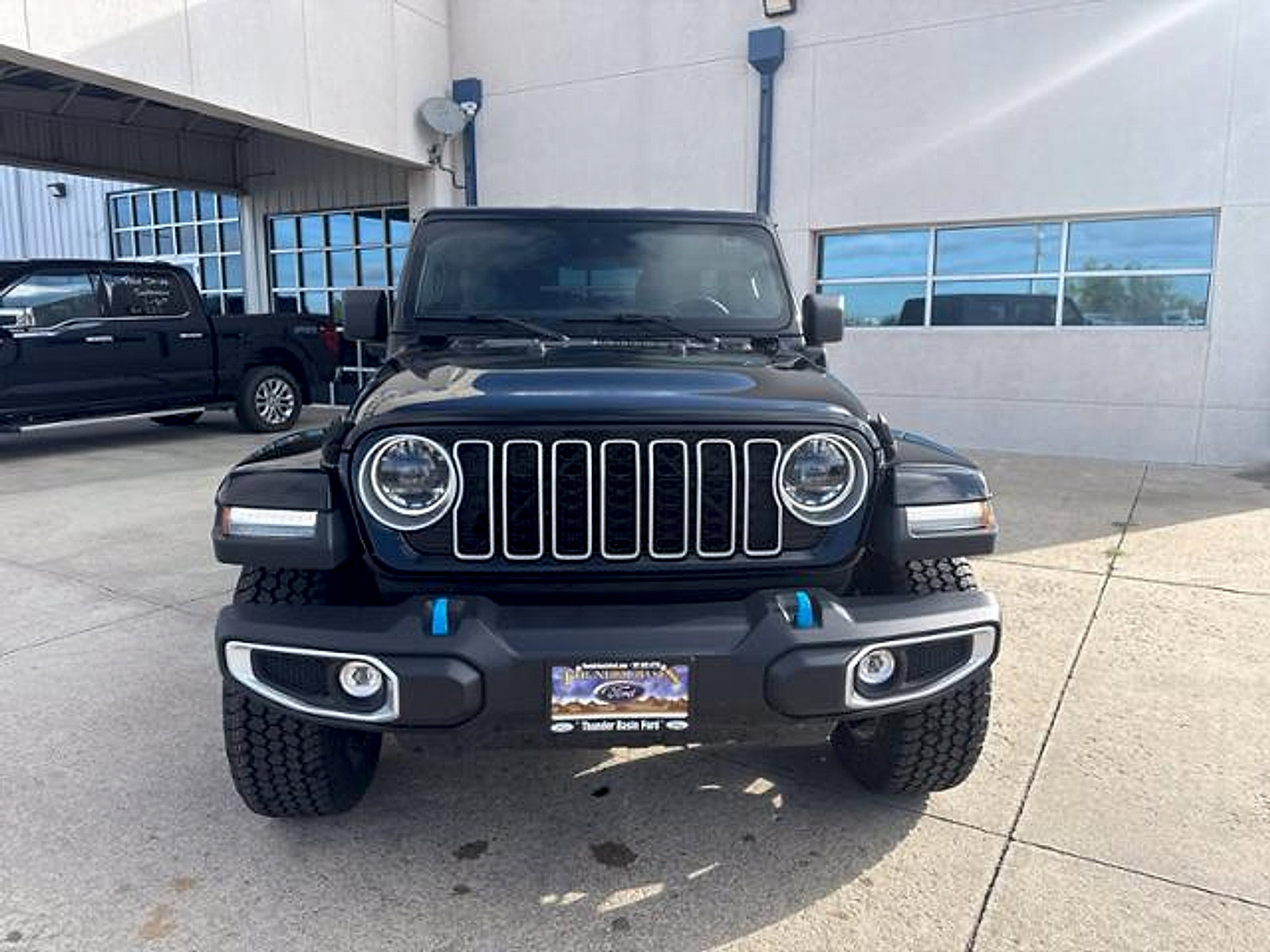 Used 2024 Jeep Wrangler Unlimited Sahara AWD/4WD image 2