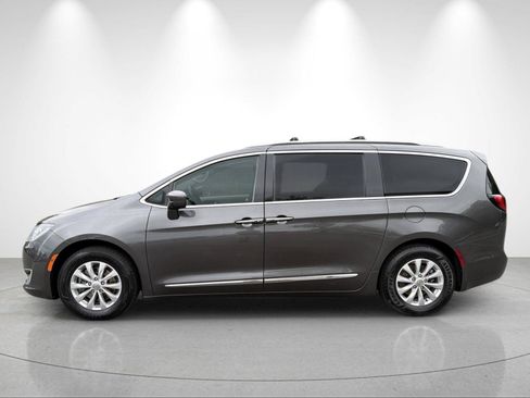 Used 2018 Chrysler Pacifica Touring-L Plus FWD image 2