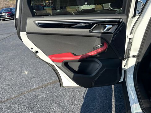 Used 2022 Porsche Macan image 22