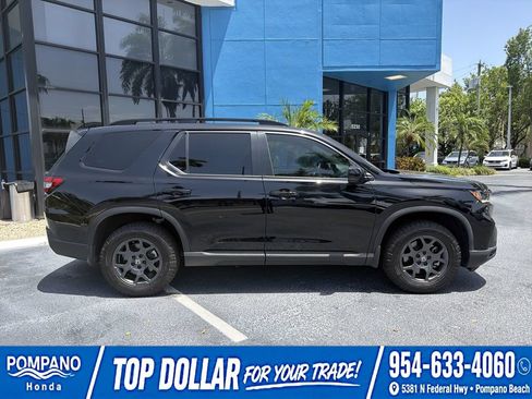 Used 2025 Honda Pilot TrailSport image 10