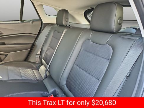 Used 2025 Chevrolet Trax LT FWD image 42