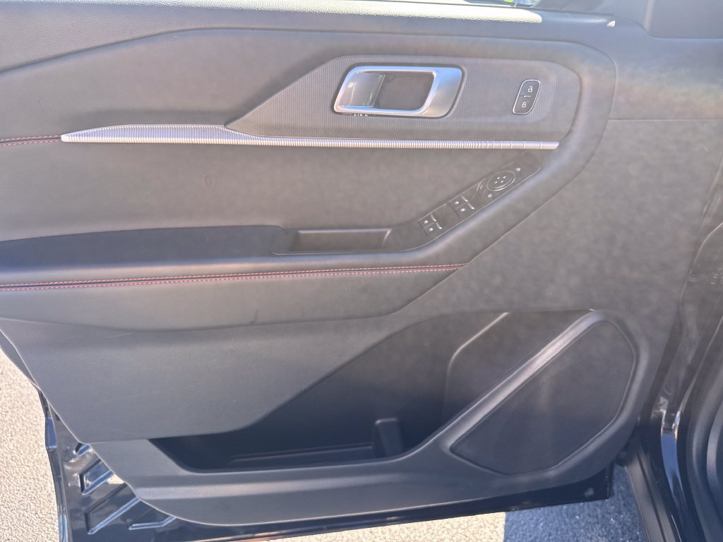 Used 2025 Ford Explorer ST-Line w/ ST-Line Street Pack AWD/4WD image 12