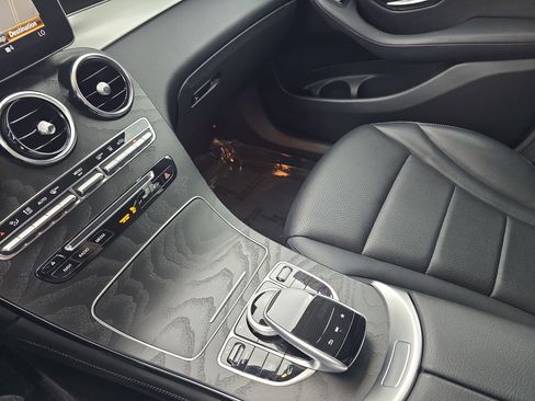 Used 2019 Mercedes-Benz GLC 350e 4MATIC image 24