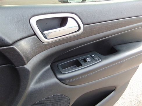 Used 2017 Jeep Grand Cherokee Altitude image 27