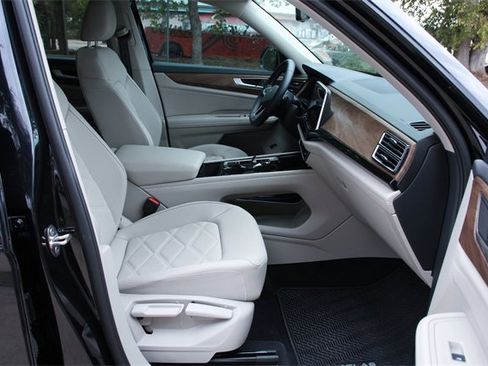 Certified 2025 Volkswagen Atlas SE image 25