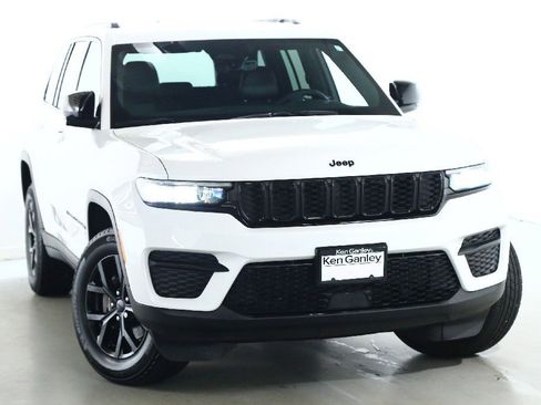Used 2025 Jeep Grand Cherokee Altitude image 2