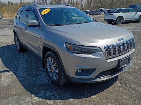 Used 2019 Jeep Cherokee Latitude Plus w/ Cold Weather Group image 3