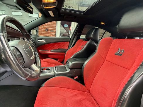Used 2019 Dodge Charger Scat Pack w/ Technology Group RWD image 9