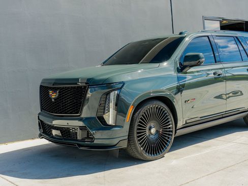 Used 2025 Cadillac Escalade V w/ LPO, ONYX Package AWD/4WD image 21