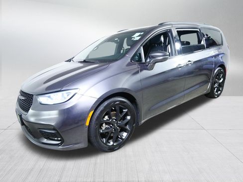 Used 2022 Chrysler Pacifica Limited w/ Uconnect Theater Family Group FWD image 3