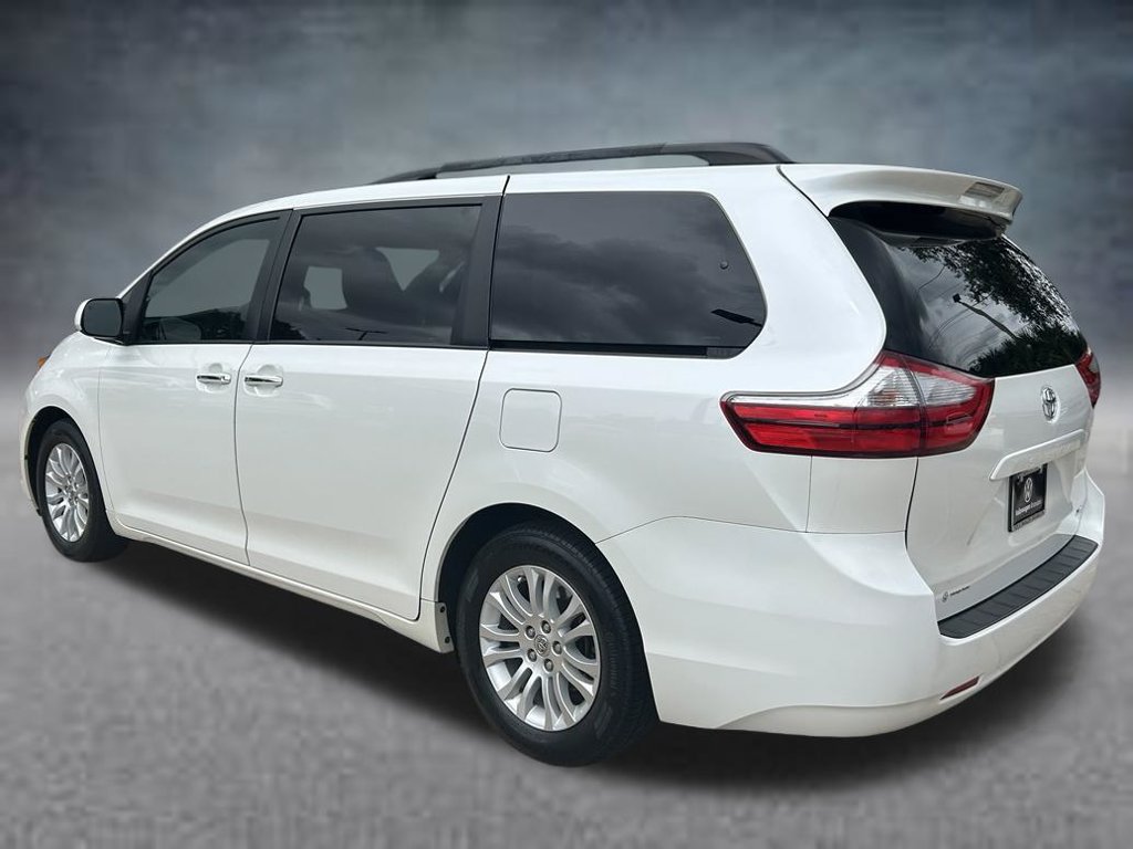 Used 2016 Toyota Sienna XLE FWD image 4