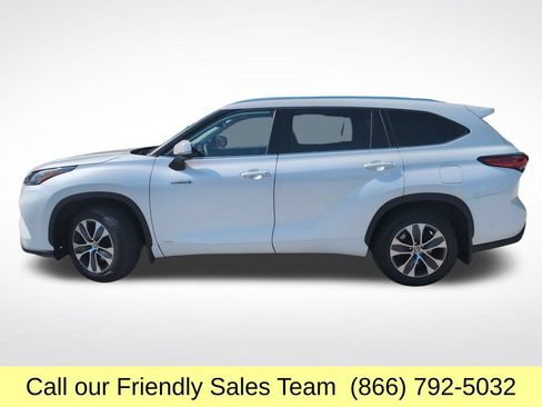 Certified 2020 Toyota Highlander XLE AWD/4WD image 2