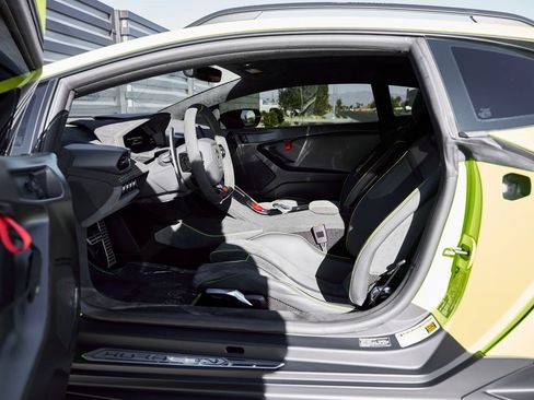 Used 2024 Lamborghini Huracan Sterrato image 38