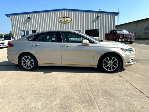 Used 2017 Ford Fusion SE w/ Fusion SE Technology Package image 4