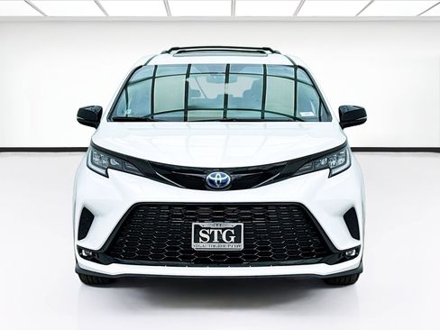Used 2024 Toyota Sienna XSE w/ XSE Premium Package image 2