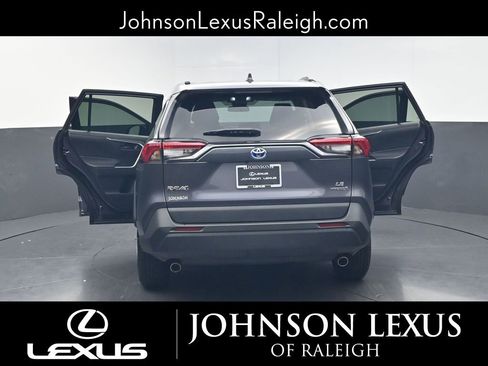 Used 2021 Toyota RAV4 LE AWD/4WD image 36