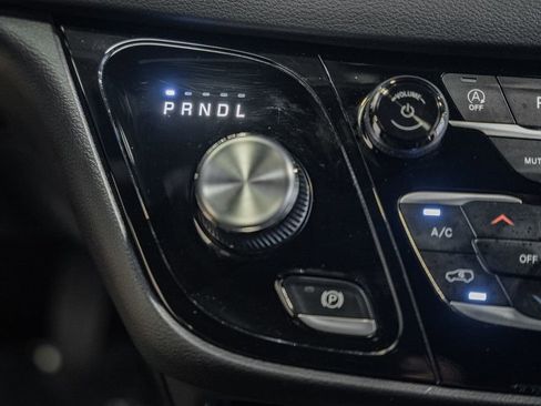 Certified 2025 Chrysler Pacifica Select image 28