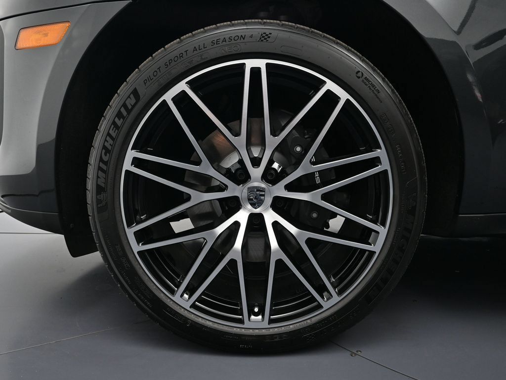 Certified 2026 Porsche Macan AWD/4WD image 26