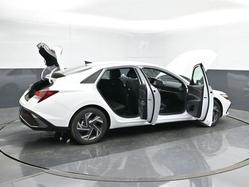 Used 2025 Hyundai Elantra Sport image 32