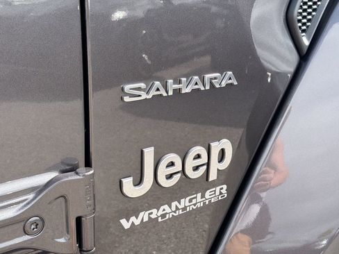 Used 2020 Jeep Wrangler Unlimited Sahara image 12