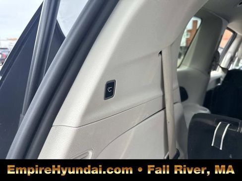 Used 2022 Chrysler Voyager LX FWD image 6