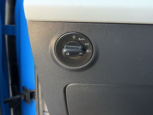 Used 2023 Volkswagen Taos SE w/ Panoramic Sunroof Package FWD image 23