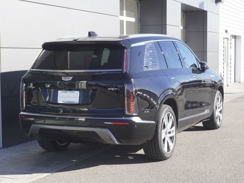 Used 2026 Cadillac Vistiq Luxury image 2