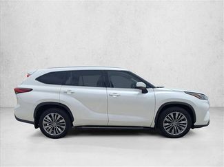 Used 2020 Toyota Highlander Platinum FWD video 4