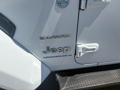 Used 2023 Jeep Wrangler Unlimited Sahara w/ Cold Weather Group AWD/4WD image 9