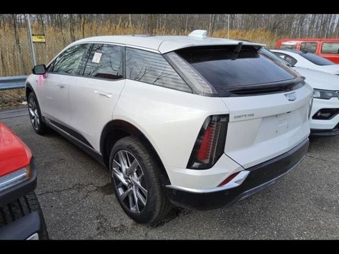 Used 2025 Cadillac Optiq Luxury 2 w/ LPO, Floor Liner Package AWD/4WD image 4