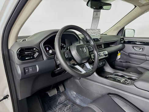 New 2025 Honda Pilot Touring image 8