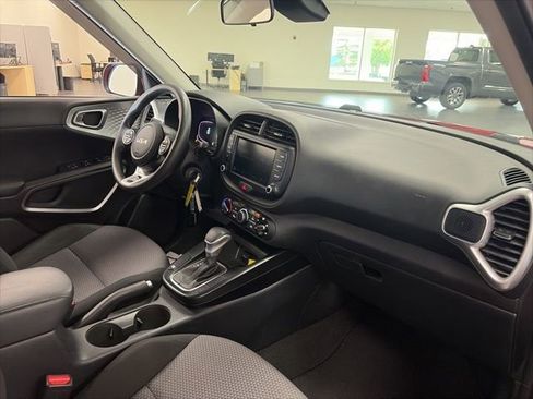 Used 2023 Kia Soul LX FWD image 9