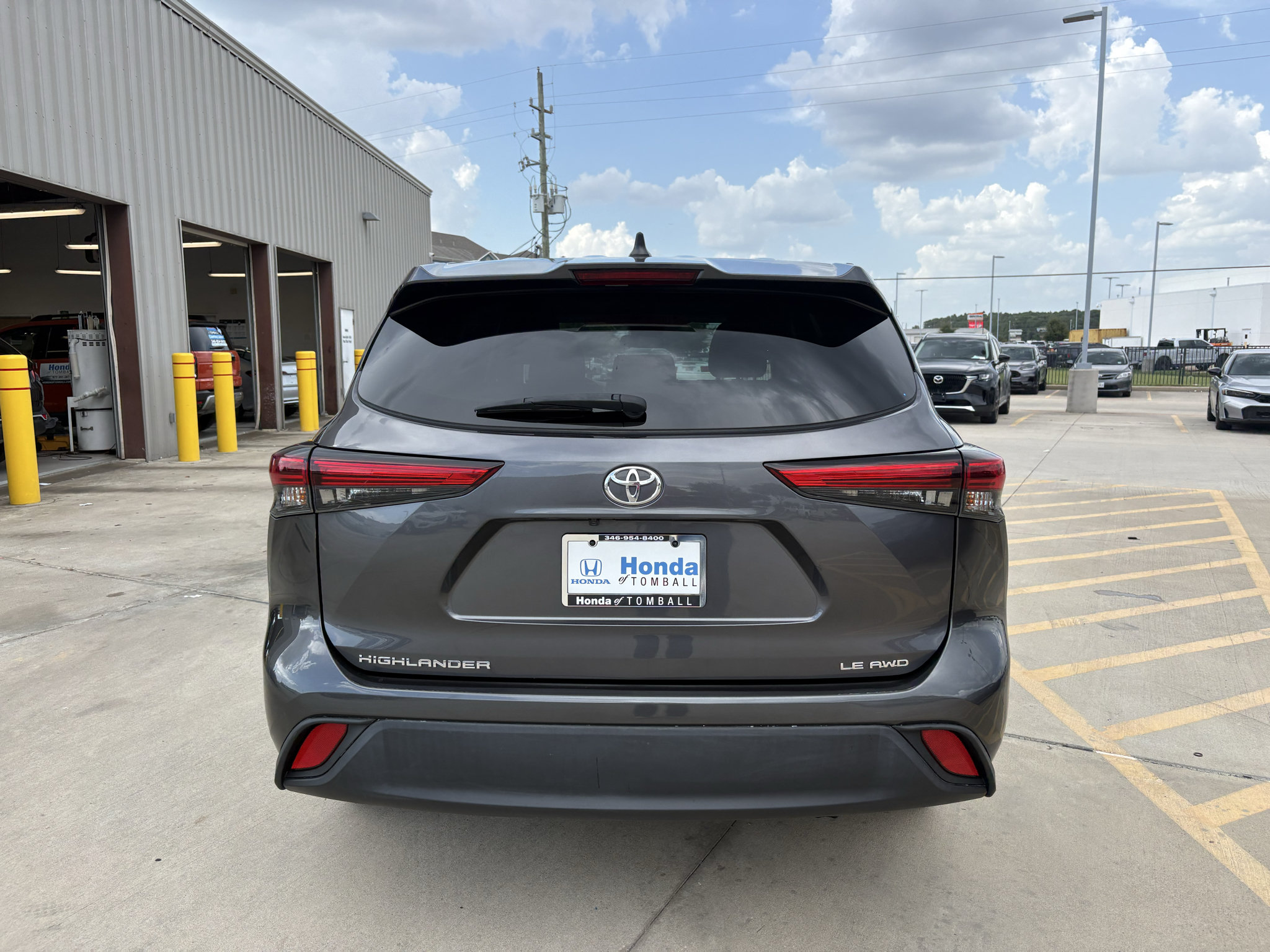 Used 2023 Toyota Highlander LE AWD/4WD image 7