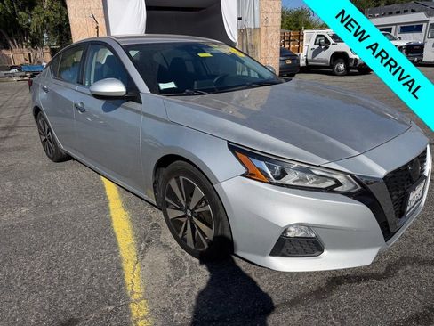 Used 2022 Nissan Altima 2.5 SV FWD image 2