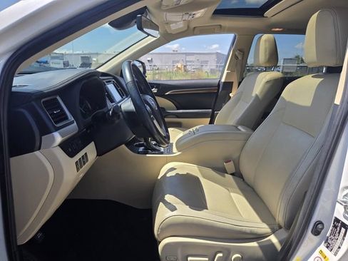 Used 2019 Toyota Highlander Limited FWD image 9