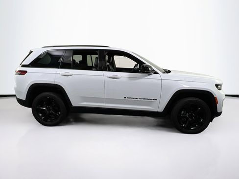 Used 2022 Jeep Grand Cherokee Altitude image 4
