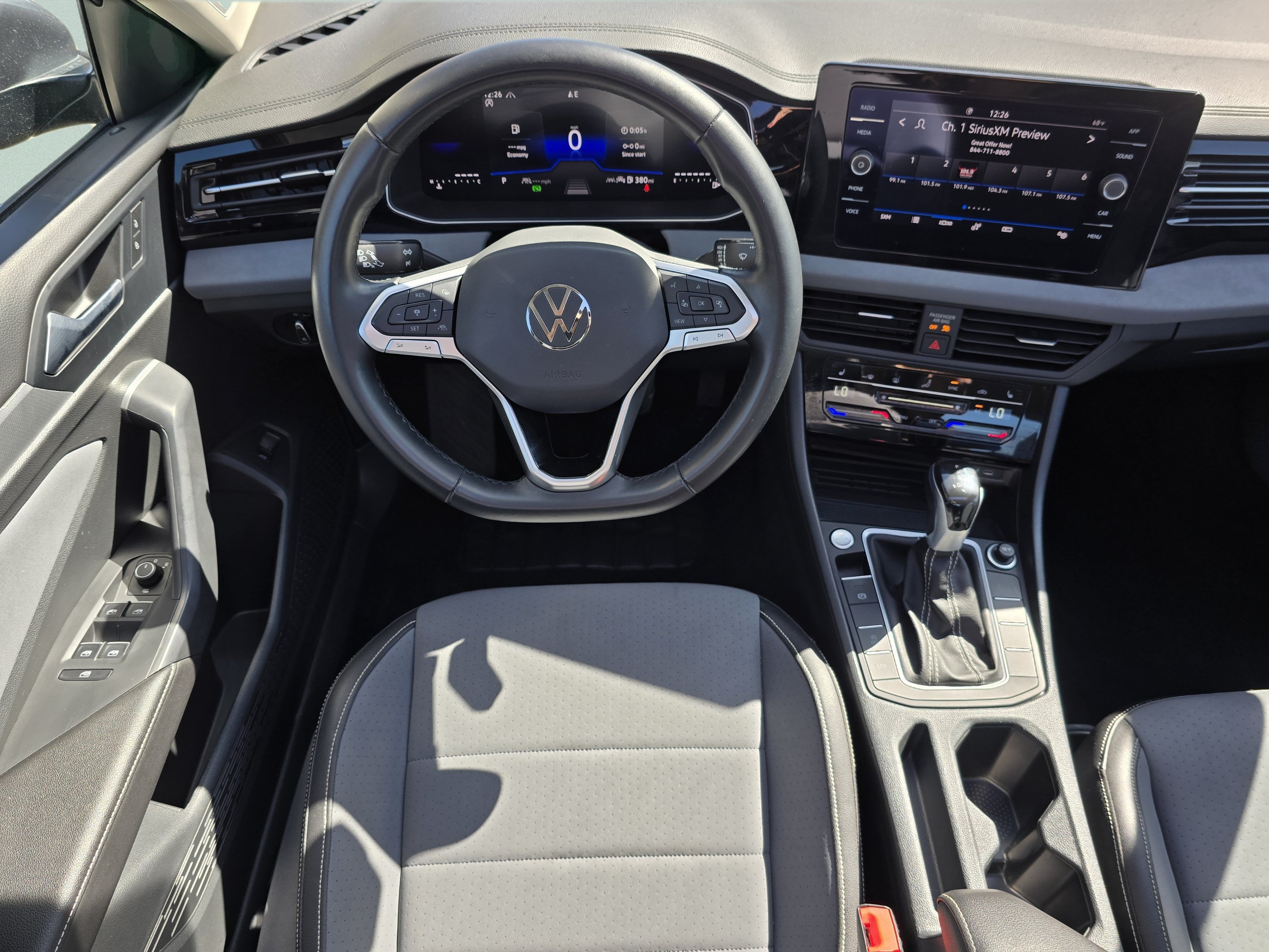 Used 2025 Volkswagen Jetta SE FWD image 4