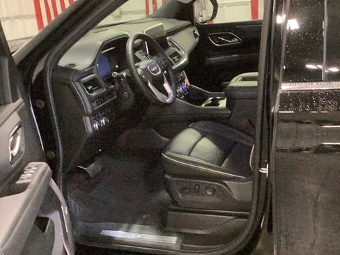 Used 2024 GMC Yukon XL SLT w/ SLT Luxury Package image 9