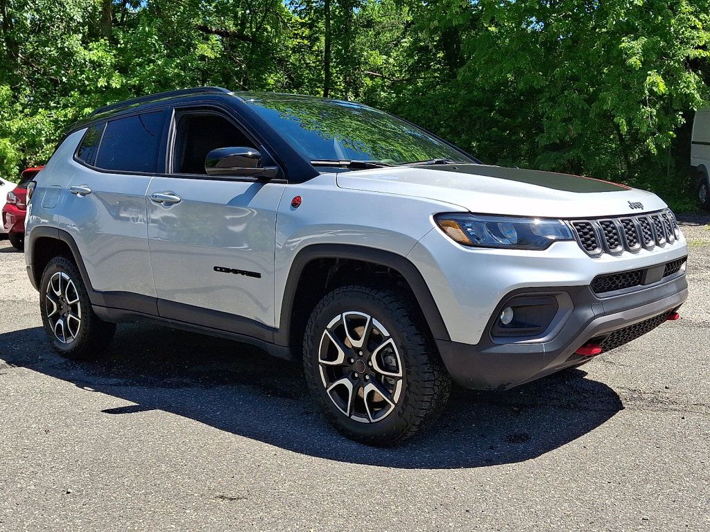 Used 2025 Jeep Compass Trailhawk AWD/4WD image 6