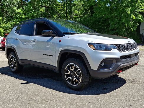 Used 2025 Jeep Compass Trailhawk AWD/4WD image 6