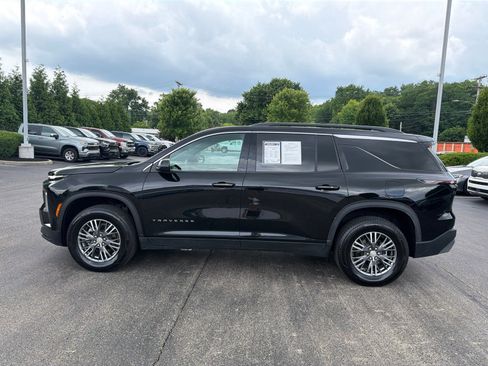 Used 2026 Chevrolet Traverse LT AWD/4WD image 2
