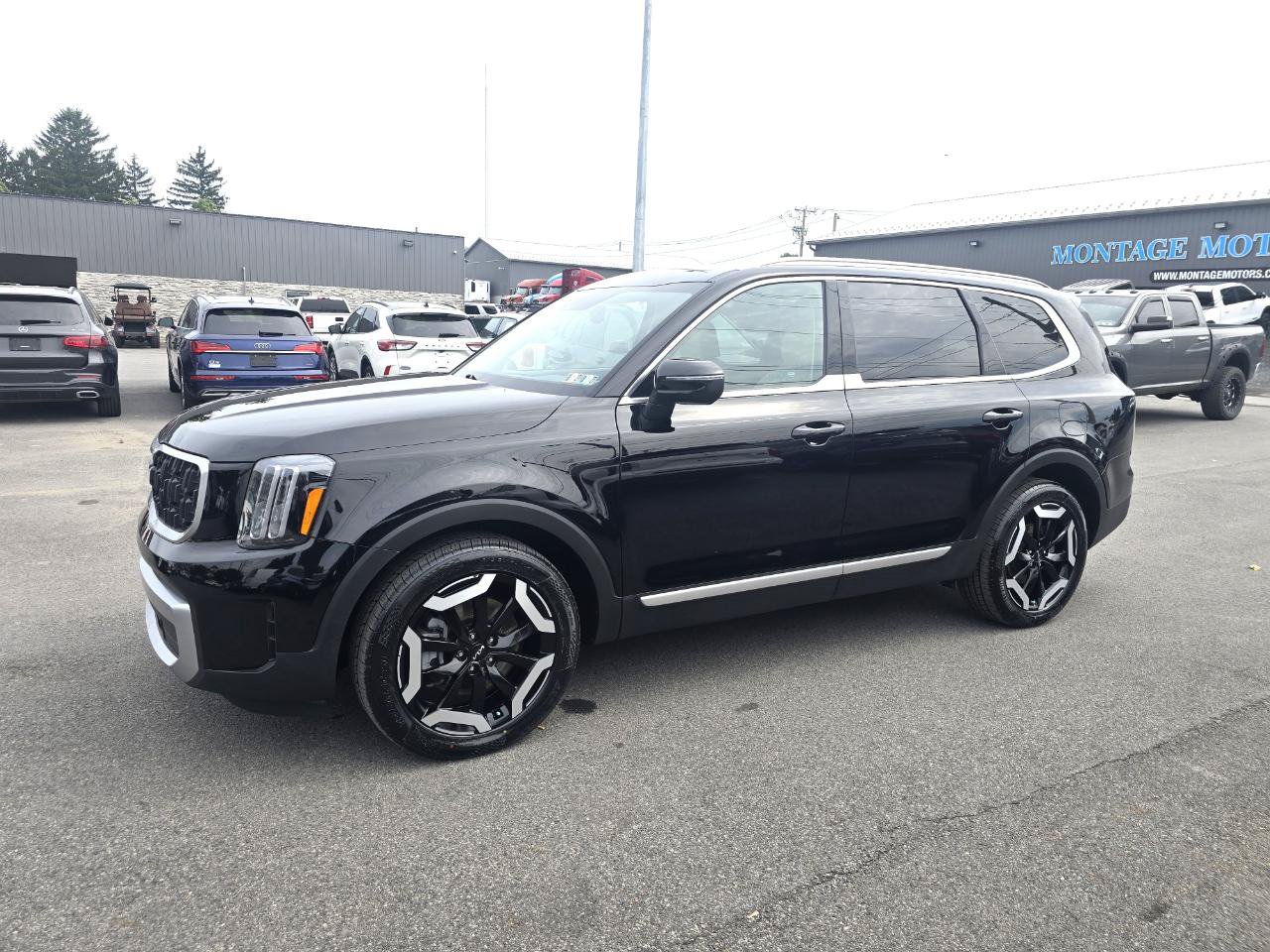 Used 2023 Kia Telluride EX w/ EX Captain's Chair Package AWD/4WD image 3
