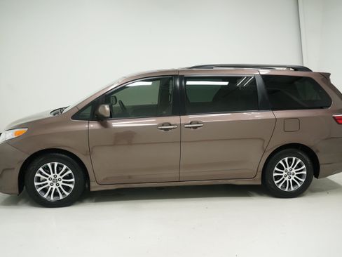 Used 2019 Toyota Sienna XLE FWD image 7