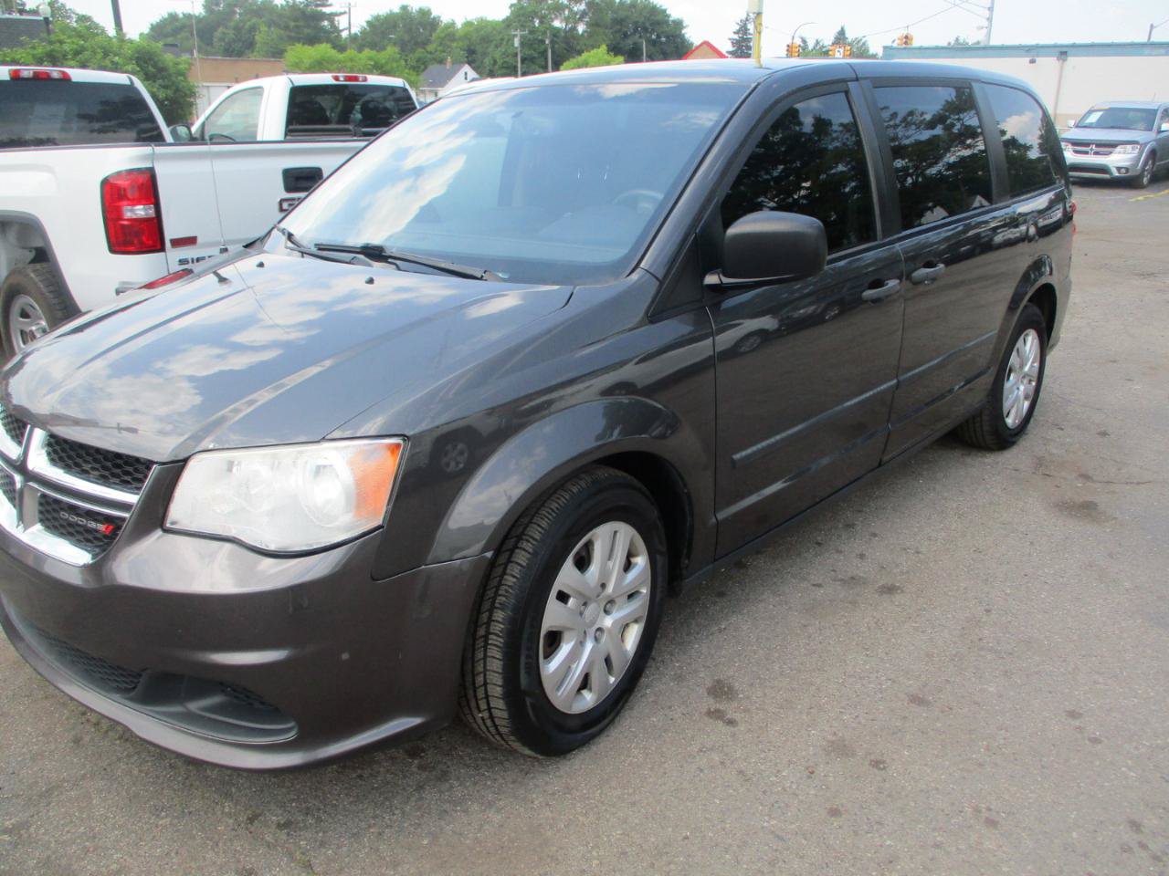 Used 2016 Dodge Grand Caravan American Value Package w/ UConnect Hands-Free Group FWD image 4