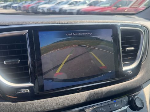 Used 2023 Chrysler Pacifica Touring-L FWD image 26